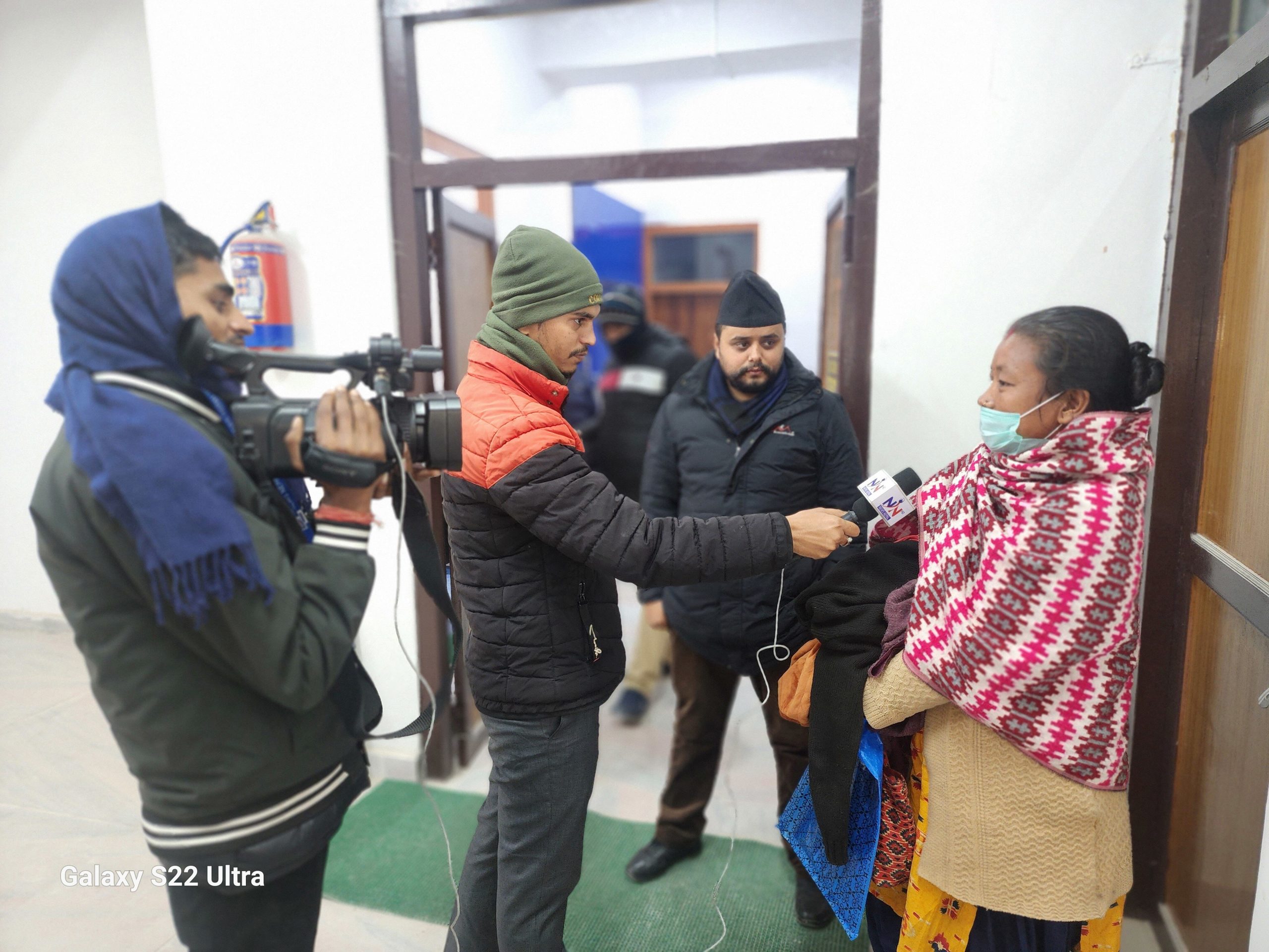 सेती प्रादेशिक अस्पतालमा प्रदान सेवा विषयमा सेवाग्राही आफ्नो बिचार संचारकर्मी सँग राख्दै